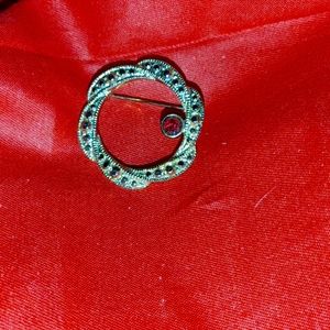 Retro style broach